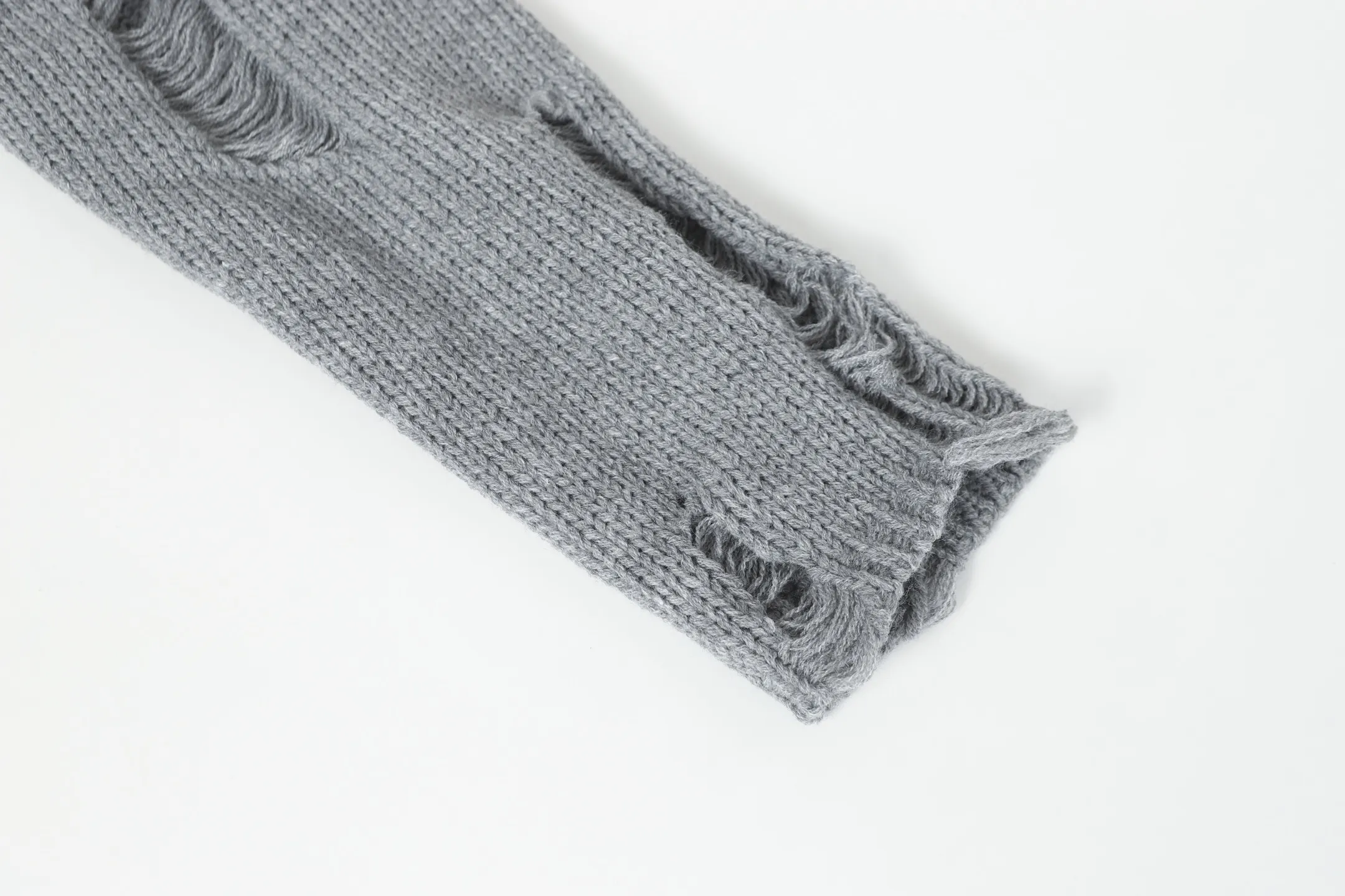 P260 #M901 Cross-border running quantity model, please do not place an order if you pursue quality - Chrome Hearts/Chrome Heart Jacquard Sanskrit Cross✝️Frayed knitted sweater - High weight, high density and high quality. The wool is soft, delicate and skin-friendly. Soft and silky to the touch. Warmth and skin-friendly are excellent. - Custom-woven and dyed with no color difference. No matter the fabric or workmanship details, it beats the ordinary version on the market. - Hardware zipper accessories are all customized and full of details - Color: gray -Size: S M L XL